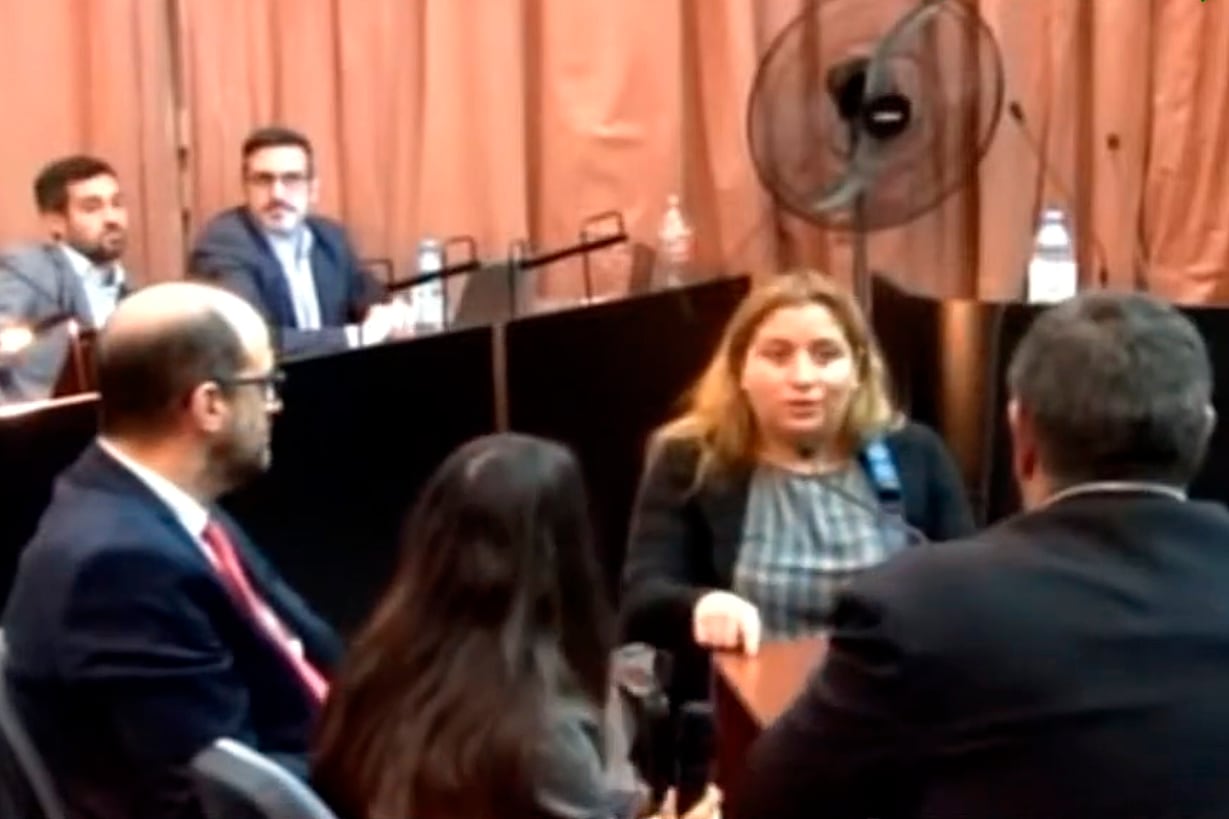 La mujer policía, Priscila Santillán, enfrenta el careo con dos peritos de la PSA y un exfuncionario del gobierno anterior.