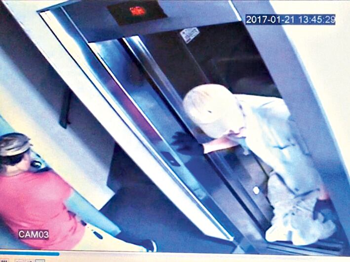 El yerno y el mecánico salen del ascensor, donde se puede ver el cuerpo envuelto. Lo cargan en el Suzuki que apareció quemado.