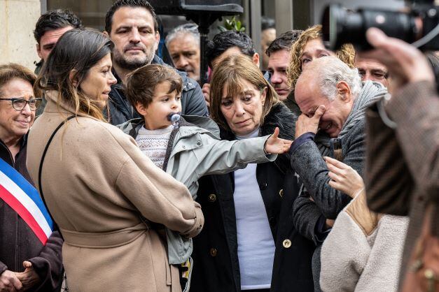 Amigos y familiares de Aramburu en el acto en honor del ex Puma, que finalizó con el tema de Fito Páez "Dale alegría a mi corazón"