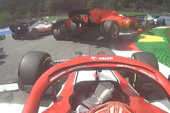 El auto de Leclerc impacta sobre el de Vettel.
