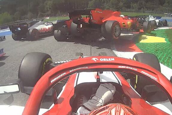 El auto de Leclerc impacta sobre el de Vettel.