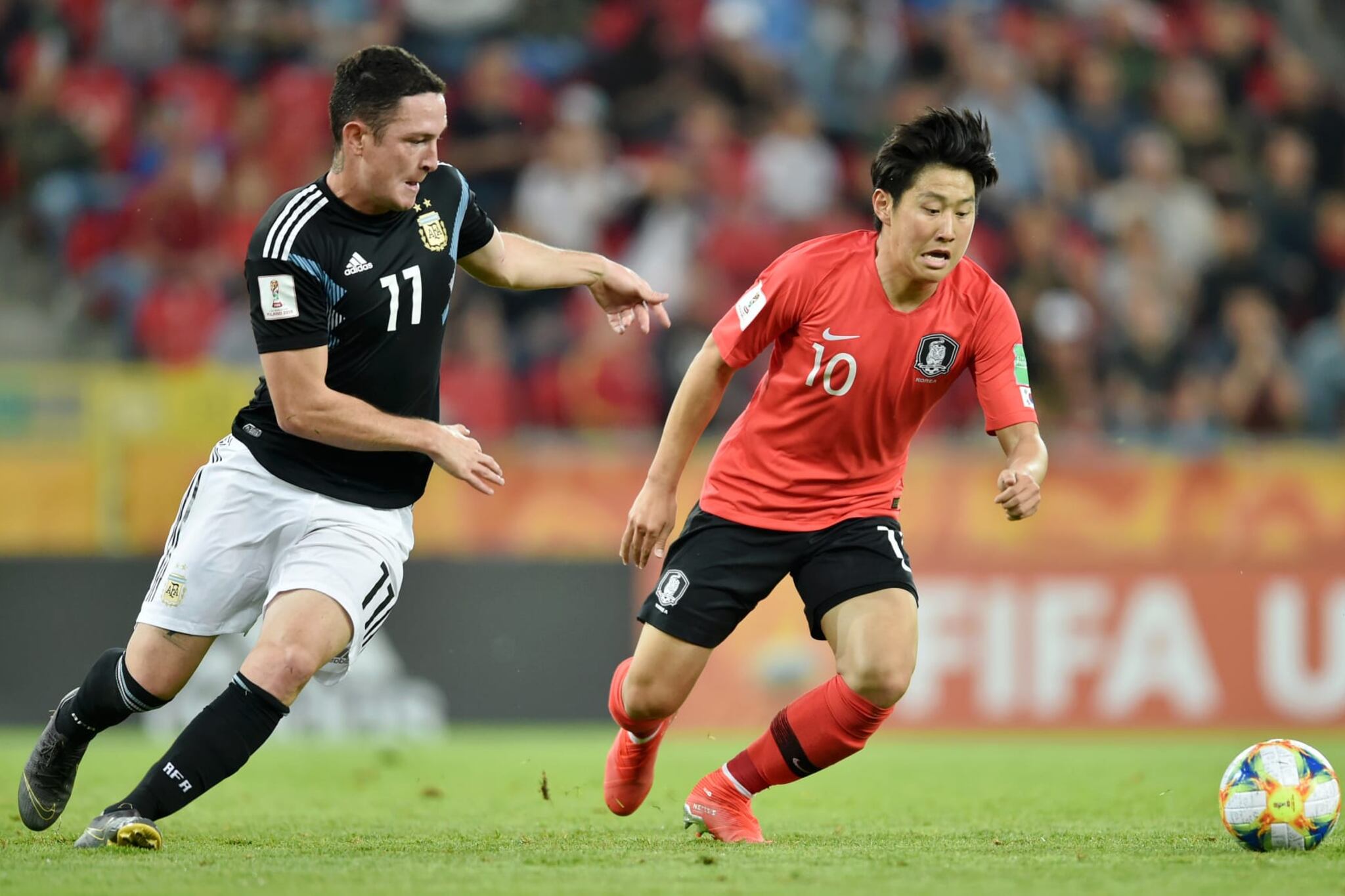 Aníbal Moreno persigue a la gran figura surcoreana, Kang-in Lee, que juega en Valencia.