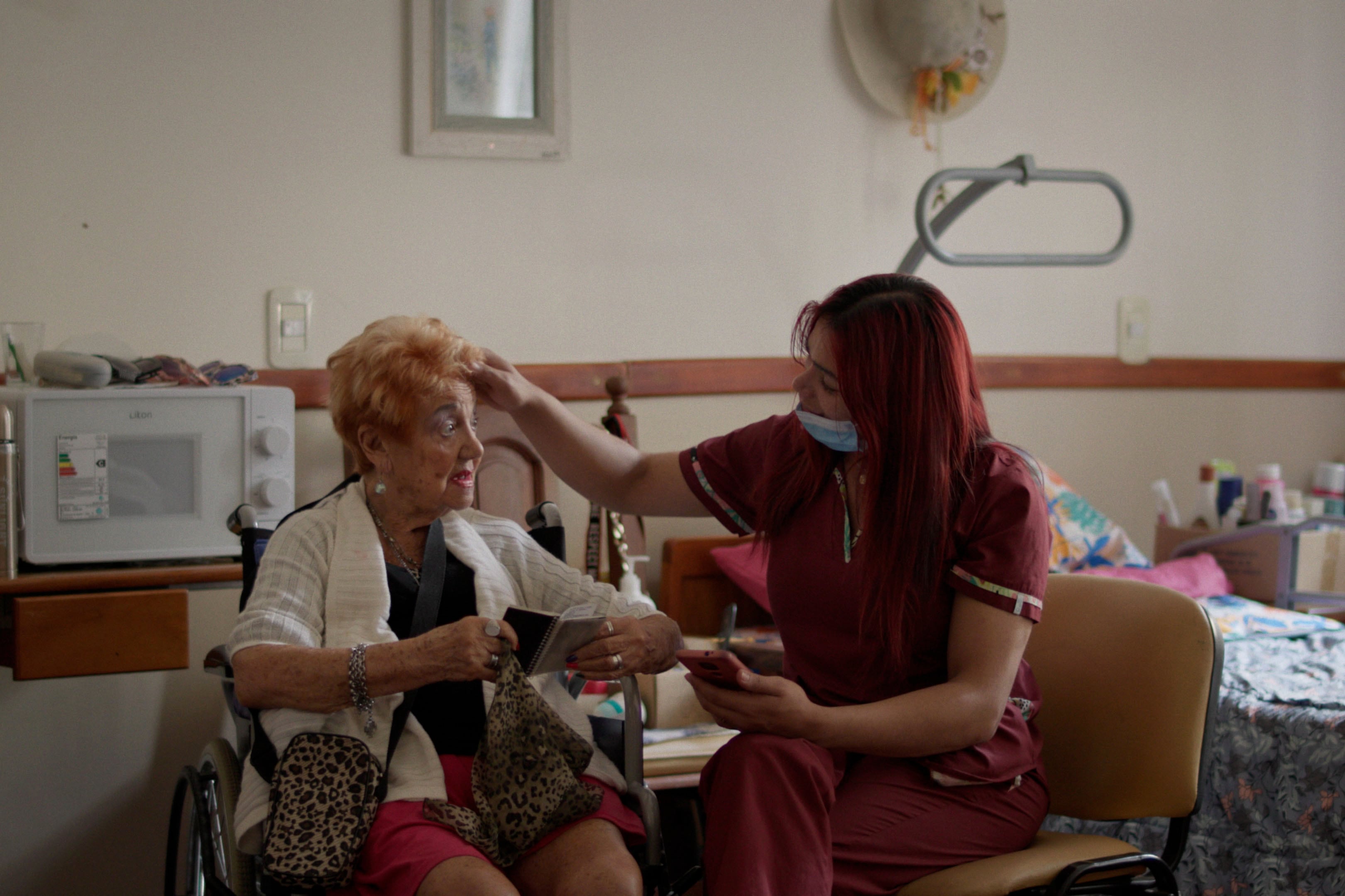 Vicky y su cuidadora Yenifer en una escena del documental.