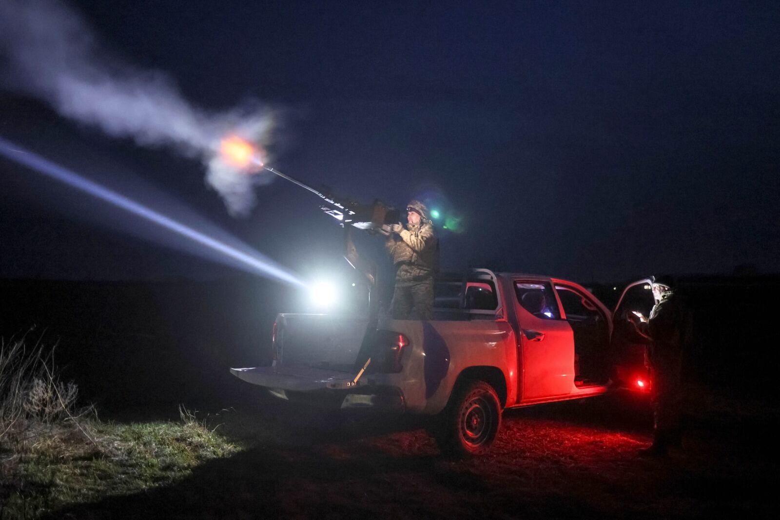 Un militar ucraniano de la 
unidad móvil de defensa aérea 
anti-drones dispara una 
ametralladora Browning en la región de 
Chernihiv, Ucrania,