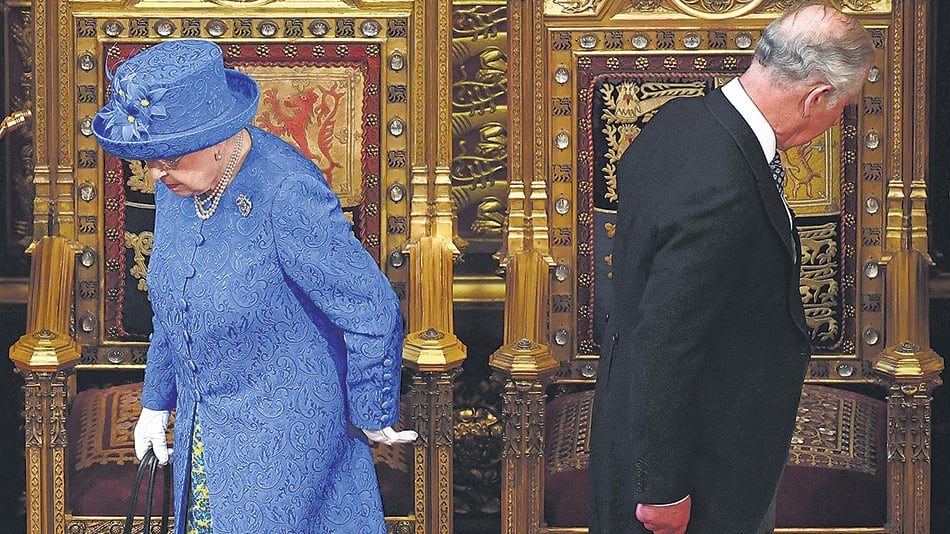 “Mi gobierno llevará adelante una investigación pública ,” dijo la reina acerca del incendio. Aquí, antes de tomar asiento junto al Príncipe de Gales.