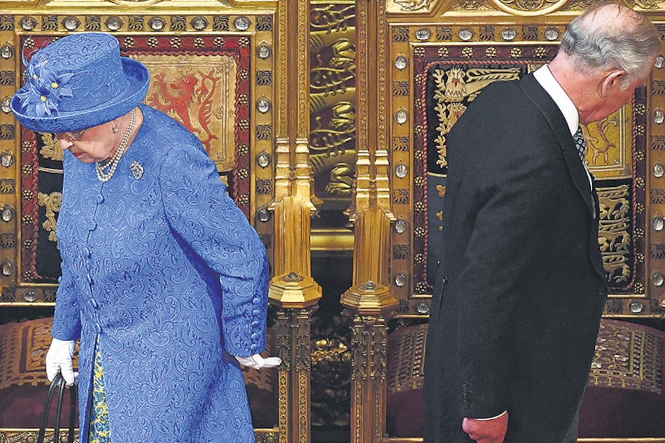 “Mi gobierno llevará adelante una investigación pública ,” dijo la reina acerca del incendio. Aquí, antes de tomar asiento junto al Príncipe de Gales.