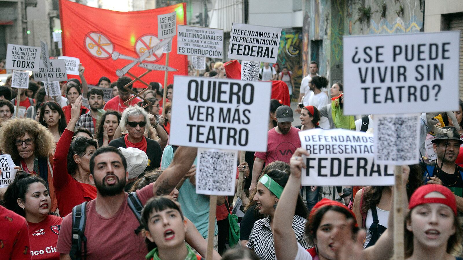 Los teatreros ya sacaron el conflicto a la calle. Esta semana hubo asamblea en el centro cultural La Toma.