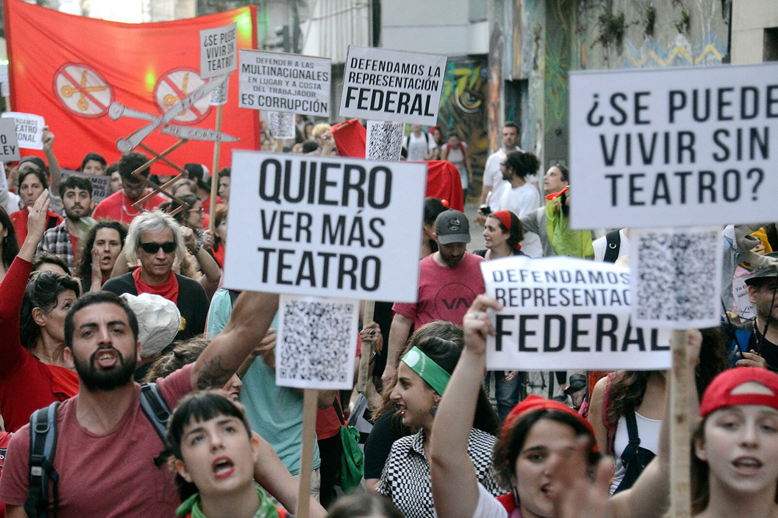 Los teatreros ya sacaron el conflicto a la calle. Esta semana hubo asamblea en el centro cultural La Toma.