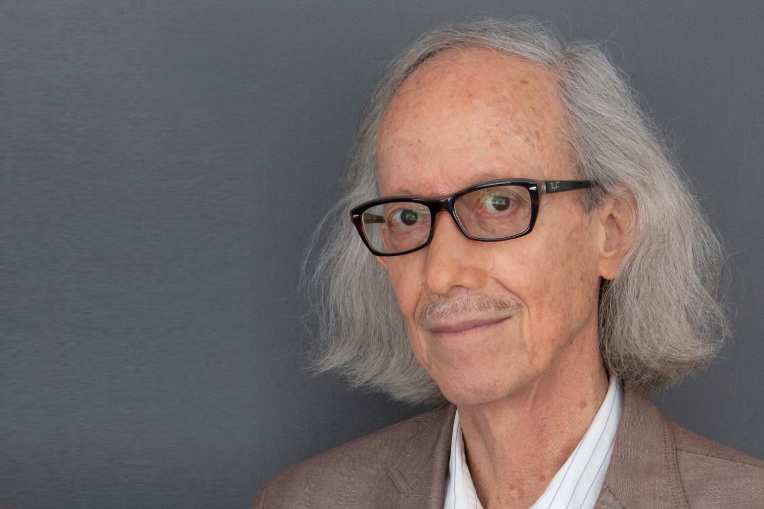 Raúl Escobar propone un mensaje que va a contramano del pesimismo de la época.