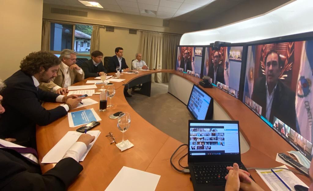 Alberto Fernández, Axel Kicillof y los ministros en la teleconferencia en Olivos.
