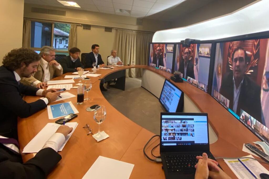 Alberto Fernández, Axel Kicillof y los ministros en la teleconferencia en Olivos.