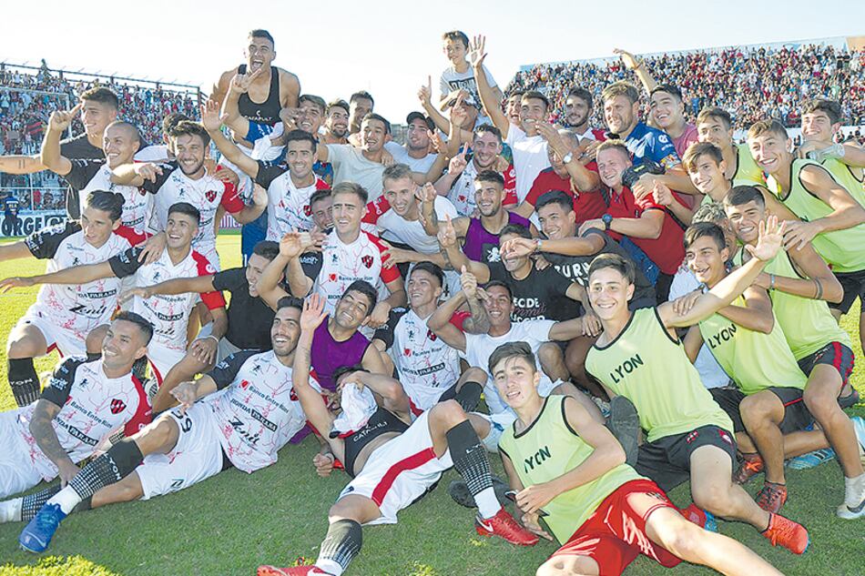Patronato festeja la victoria y la permanencia en la Superliga.
