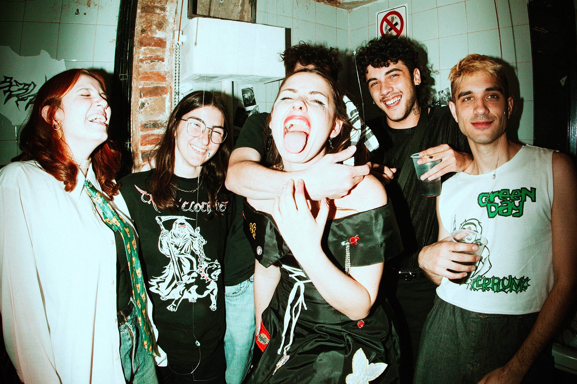 De llorar en los baños a tocar en público, Milagros Ugarte pone en práctica su manejo de la improvisación para escribir.