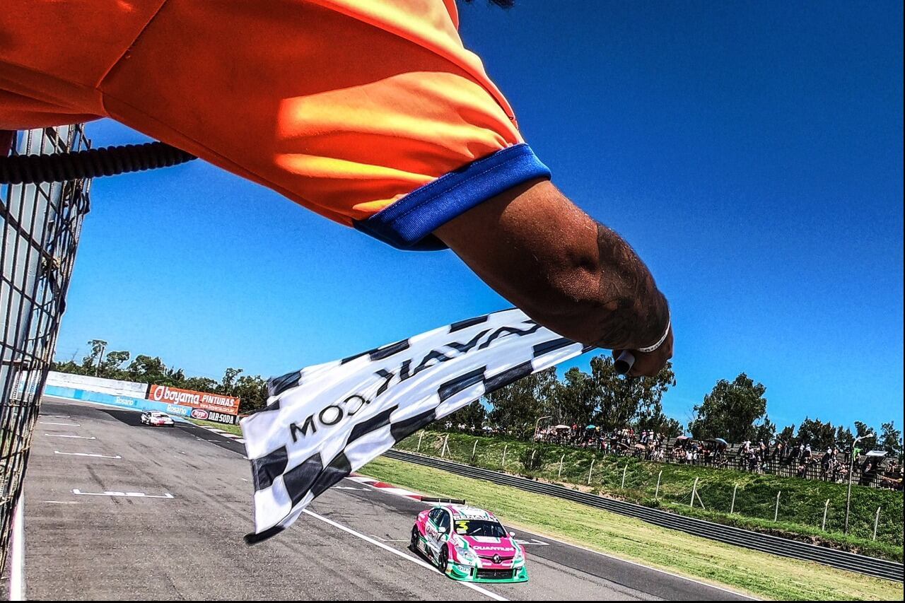 Pernía recibe la bandera a cuadros que lo acredita como ganador