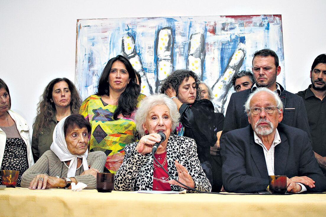 Taty Almeida, Estela de Carlotto y Horacio Verbitsky encabezaron la presentación de los organismos.