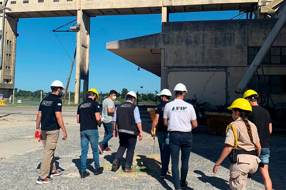 Personal de Afip y Prefectura en las instalaciones del Puerto de Santa Fe.