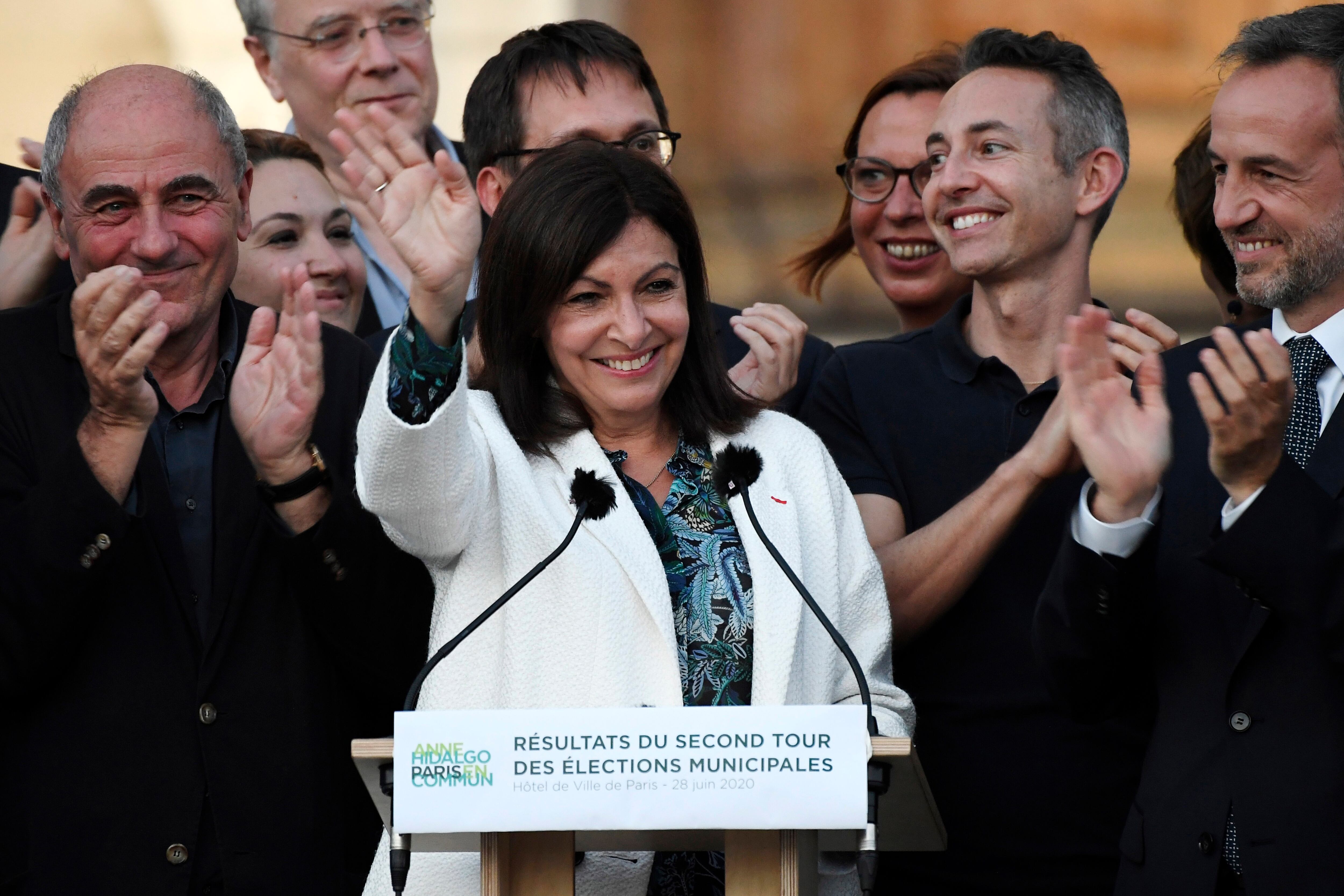 La socialista Anne Hidalgo fue reelecta en París.