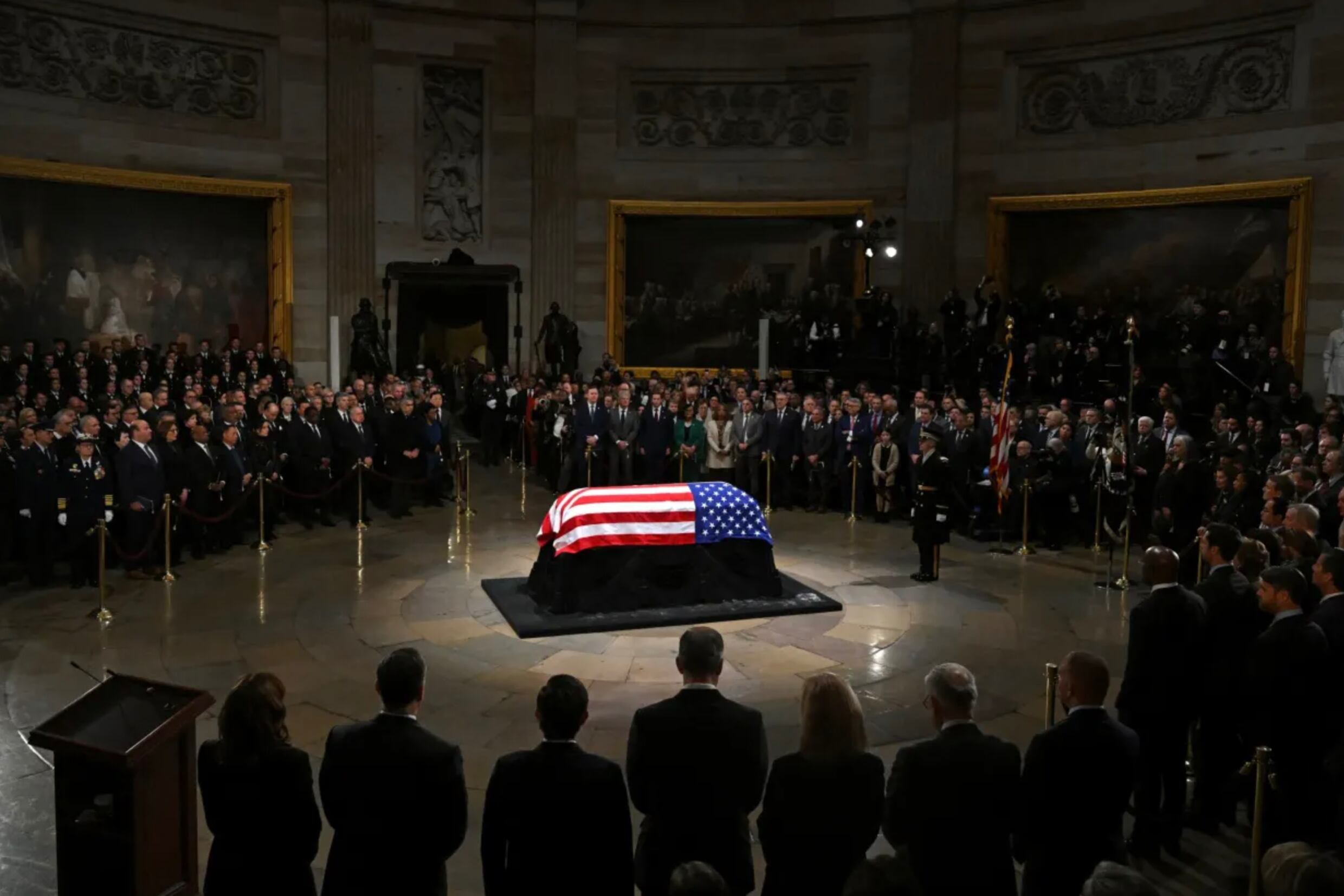 Posteriormente, al registrar la mochila, encontraron también tres cuchillos