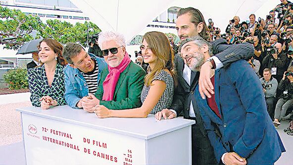 Banderas, Almodóvar, Penélope Cruz y Leonardo Sbaraglia con la prensa en Cannes.