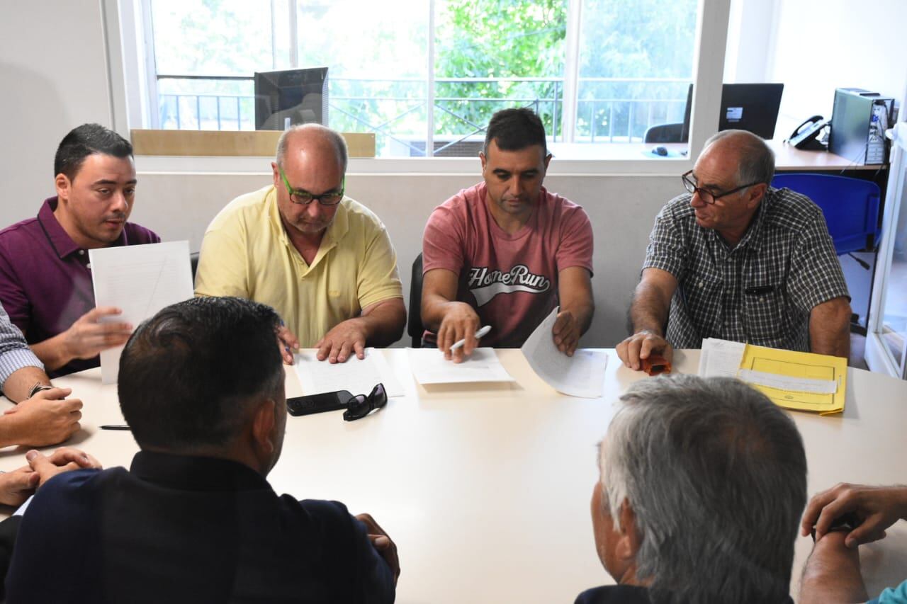 Directivos de Vassalli y representantes de la UOM rubricaron el convenio en la sede local del Ministerio de Trabajo.