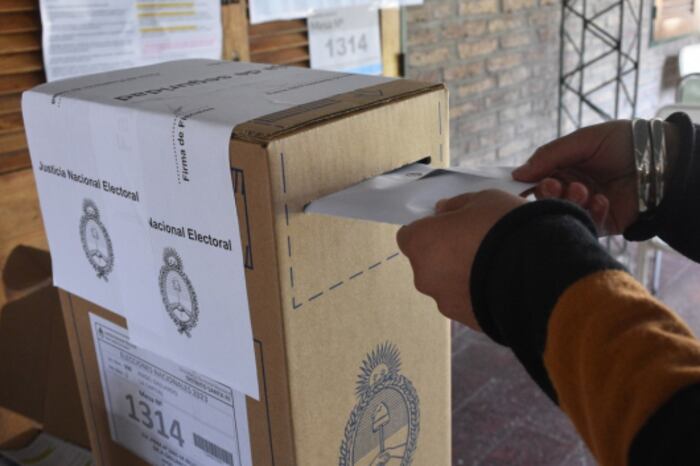 El golpe no vino solo de la economía: el ataque a periodistas y medios críticos terminó por debilitar la capacidad defensiva del oficialismo