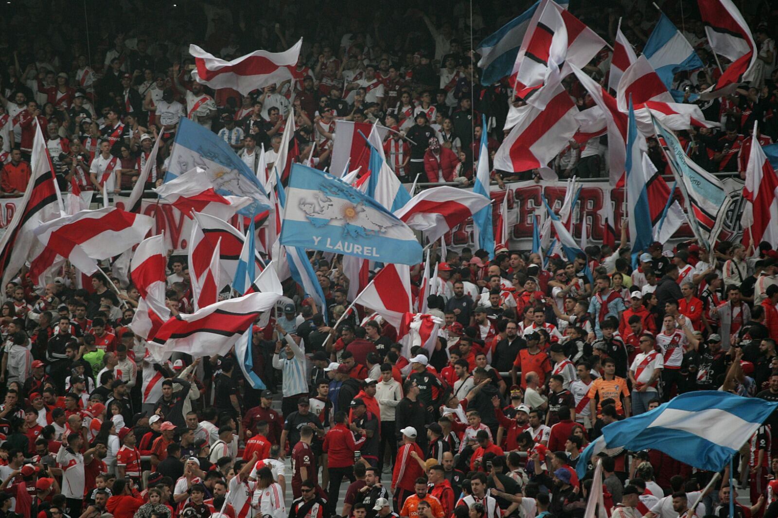 Los hinchas de River en el estadio Monumental