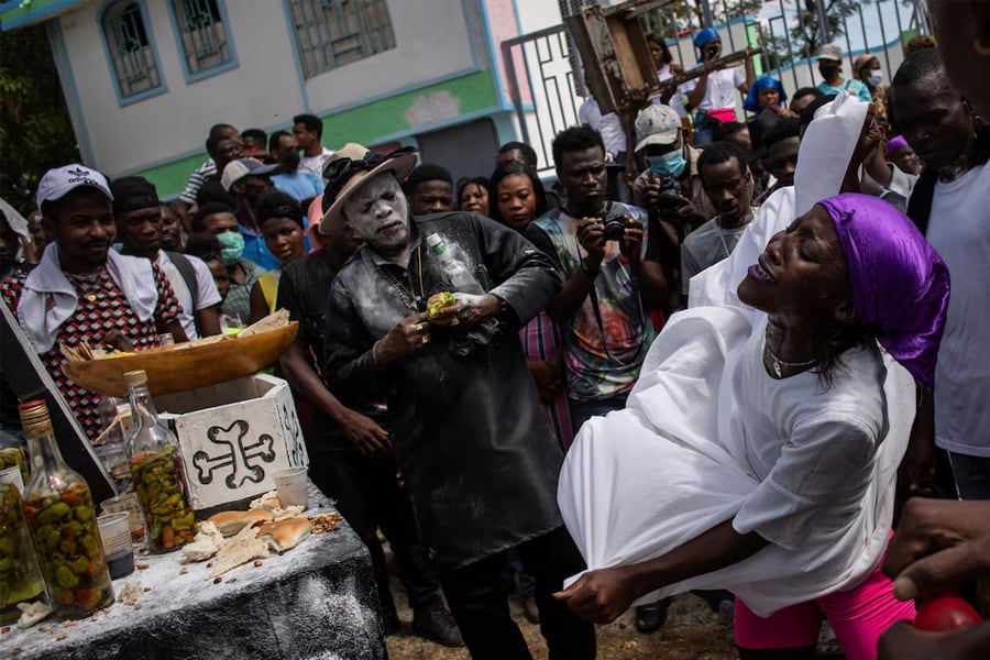 Celebración del Día de los Muertos en el cementerio Meyotte en Kay Gouye, en Puerto Príncipe, Haití. Imagen: Claudia Daut.