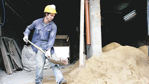 El parate en la construcción se reflejó en la ocupación. Se perdió el 5 por ciento del empleo existente un año atrás.