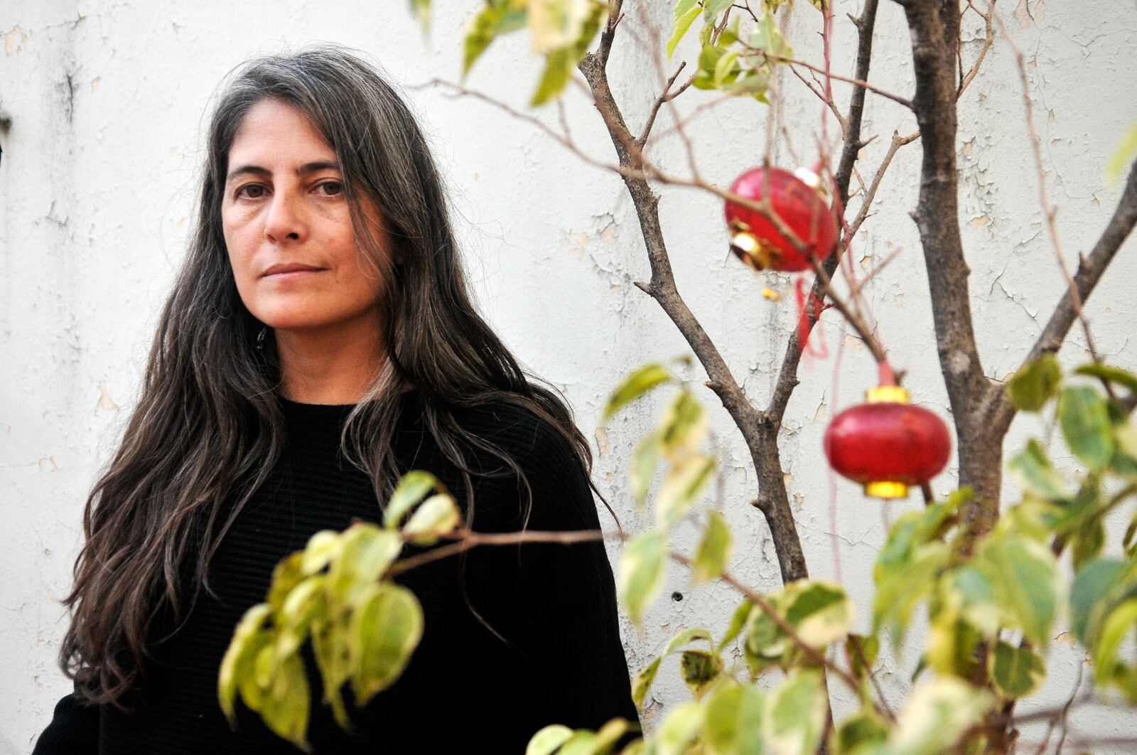 Almada es la autora de El viento que arrasa, Ladrilleros y No es un río.