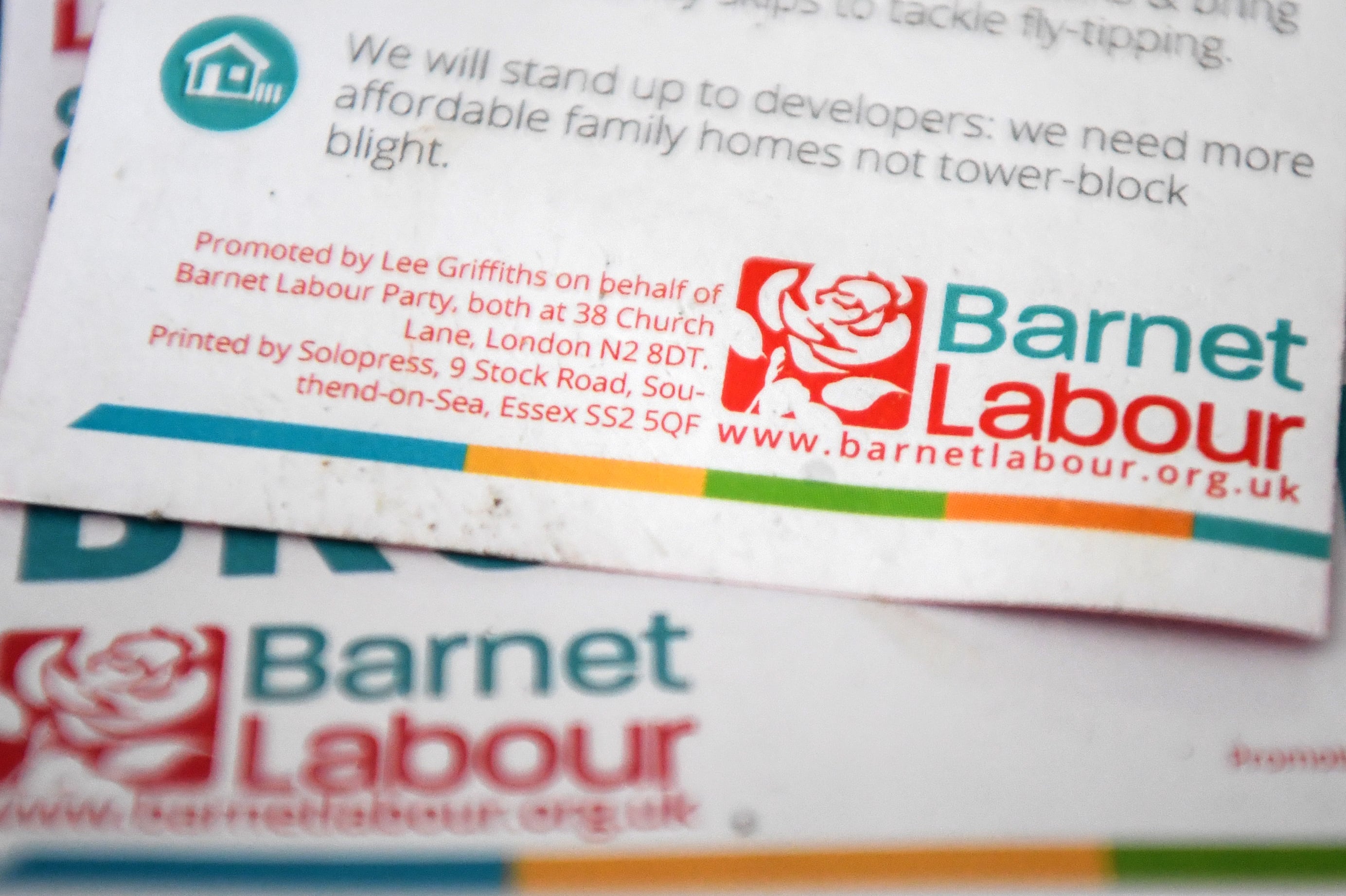 Propaganda en Barnet del Partido Laborista, el gran ganador en los comicios de este viernes.