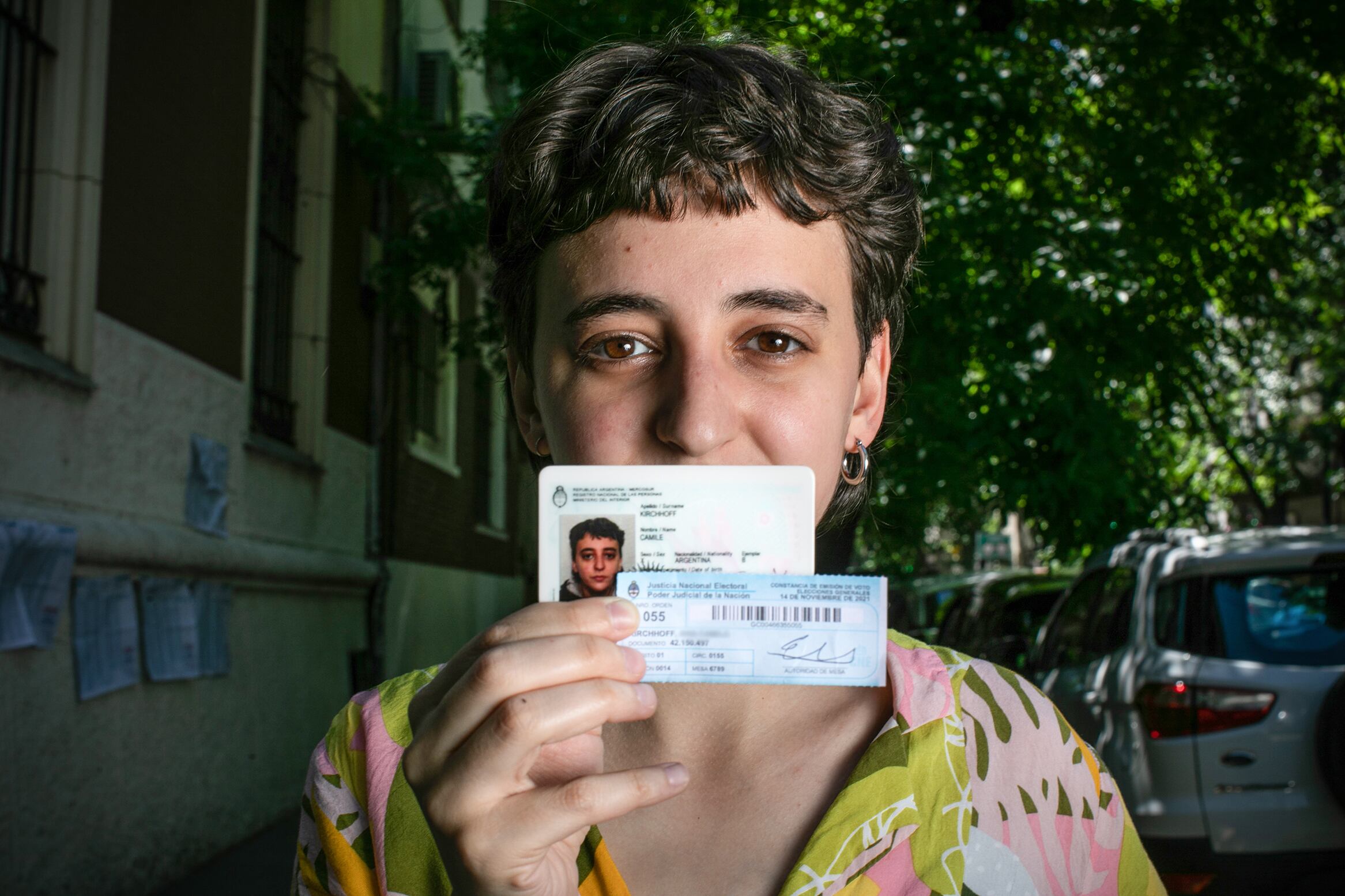 Camile, al salir de votar por primera vez con su nuevo DNI en una escuela de Palermo.