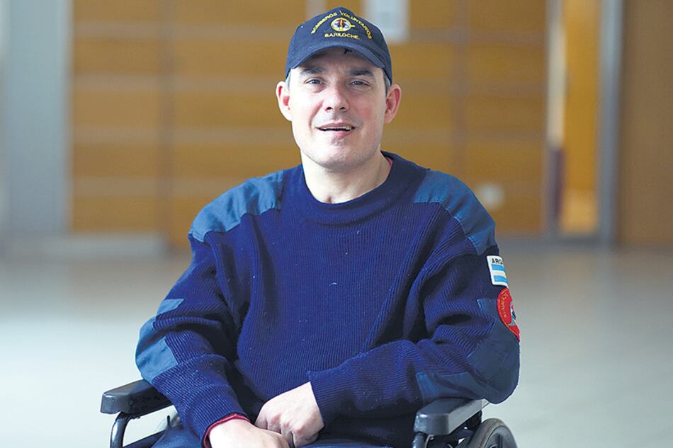 Damián Lucero lleva la casaca de bombero voluntario en el corazón.