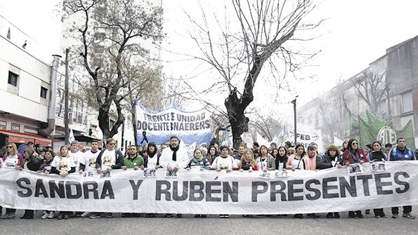 Los docentes marcharon desde la Plaza Moreno a la Dirección General de Cultura y Escuelas.