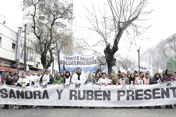 Los docentes marcharon desde la Plaza Moreno a la Dirección General de Cultura y Escuelas.