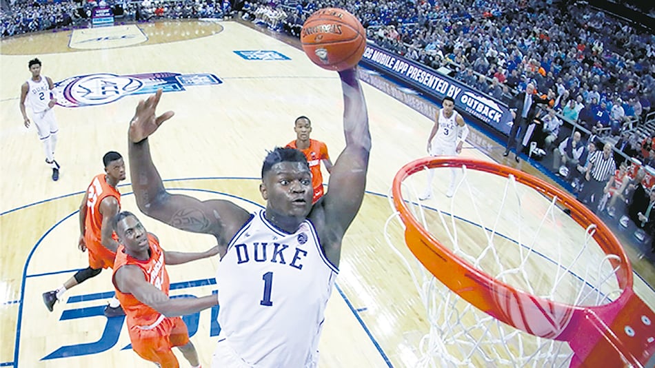 Zion Williamson en acción, en una muestra de su notable capacidad atlética.