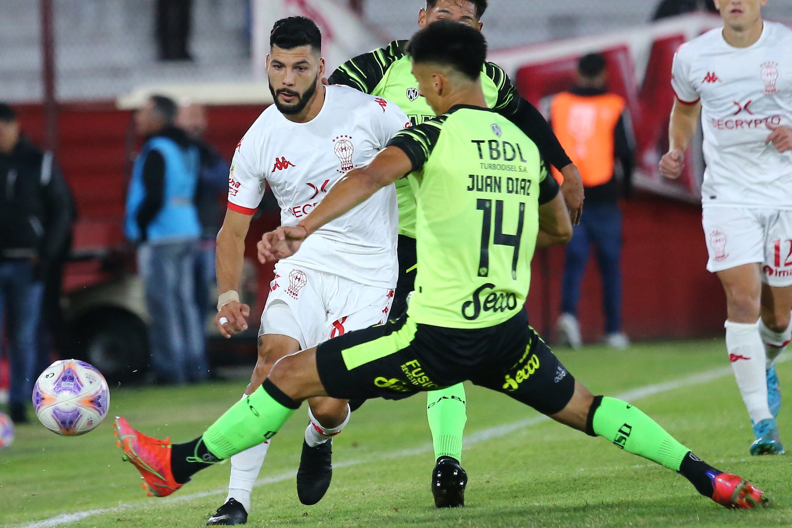 Gudiño es marcado por Juan Díaz