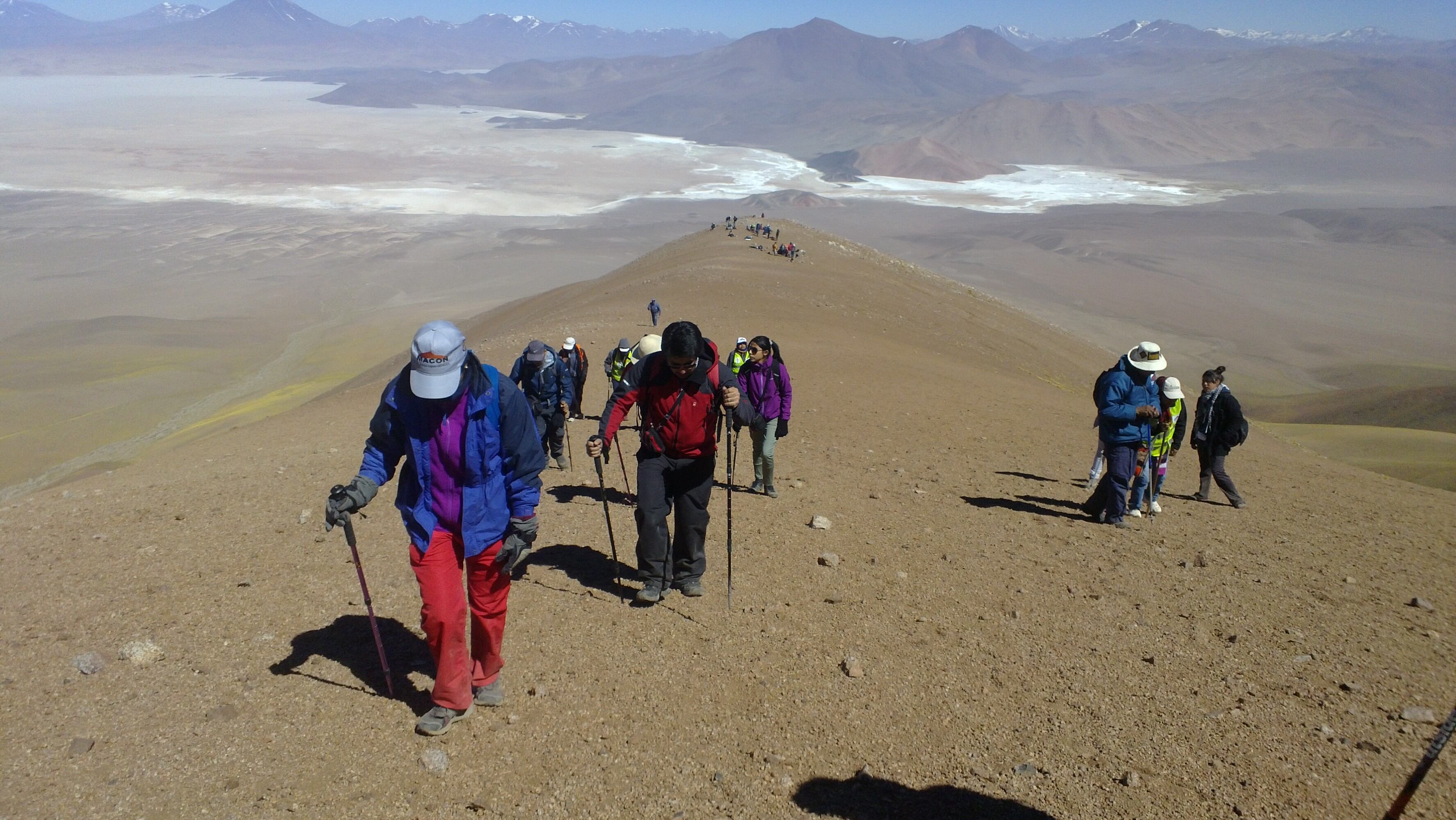 Subida a la montaña sagrada Macón, en Tolar Grande.