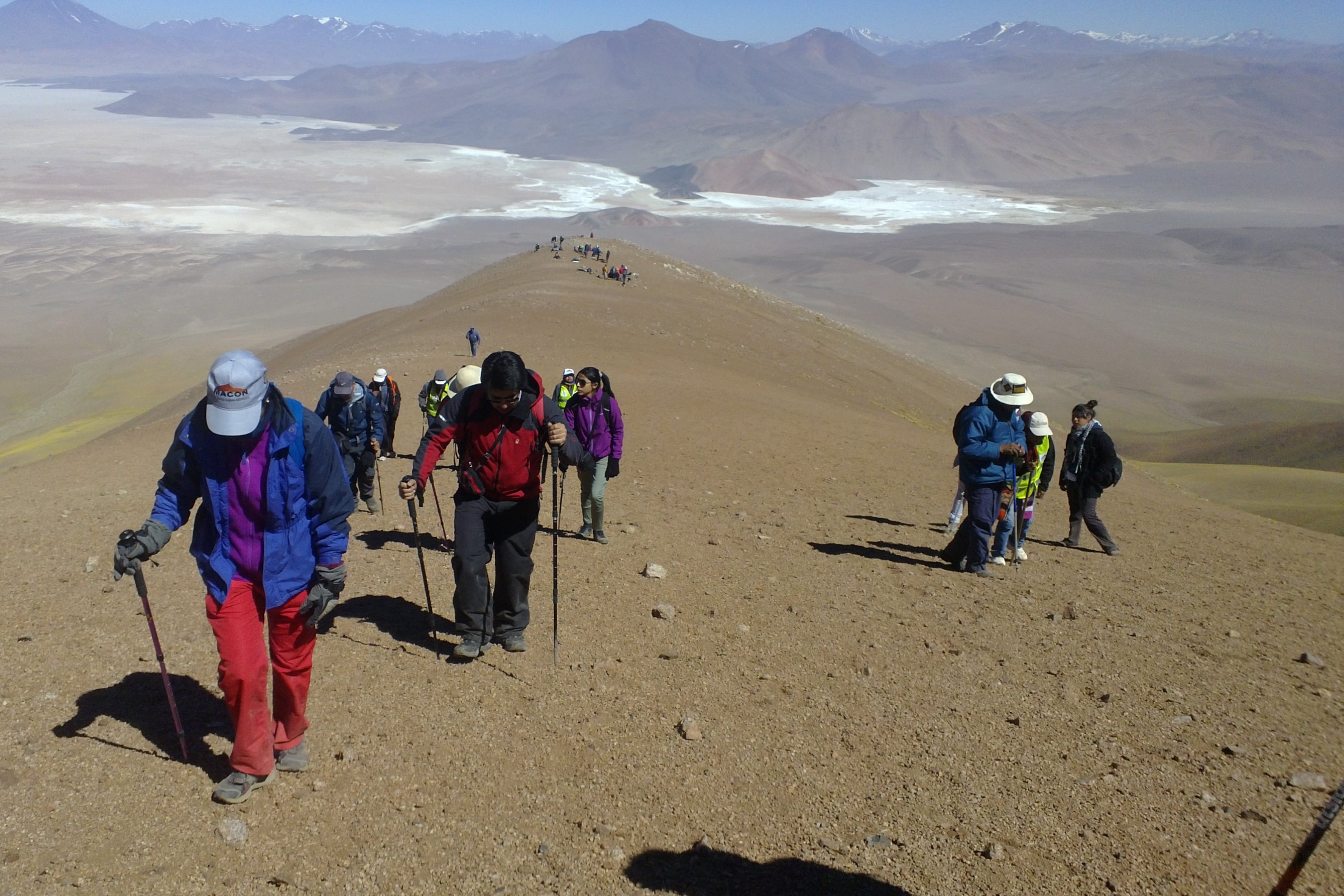 Subida a la montaña sagrada Macón, en Tolar Grande.