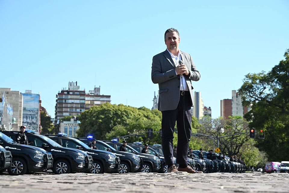 El ministro Cococcioni con los patrulleros de fondo.