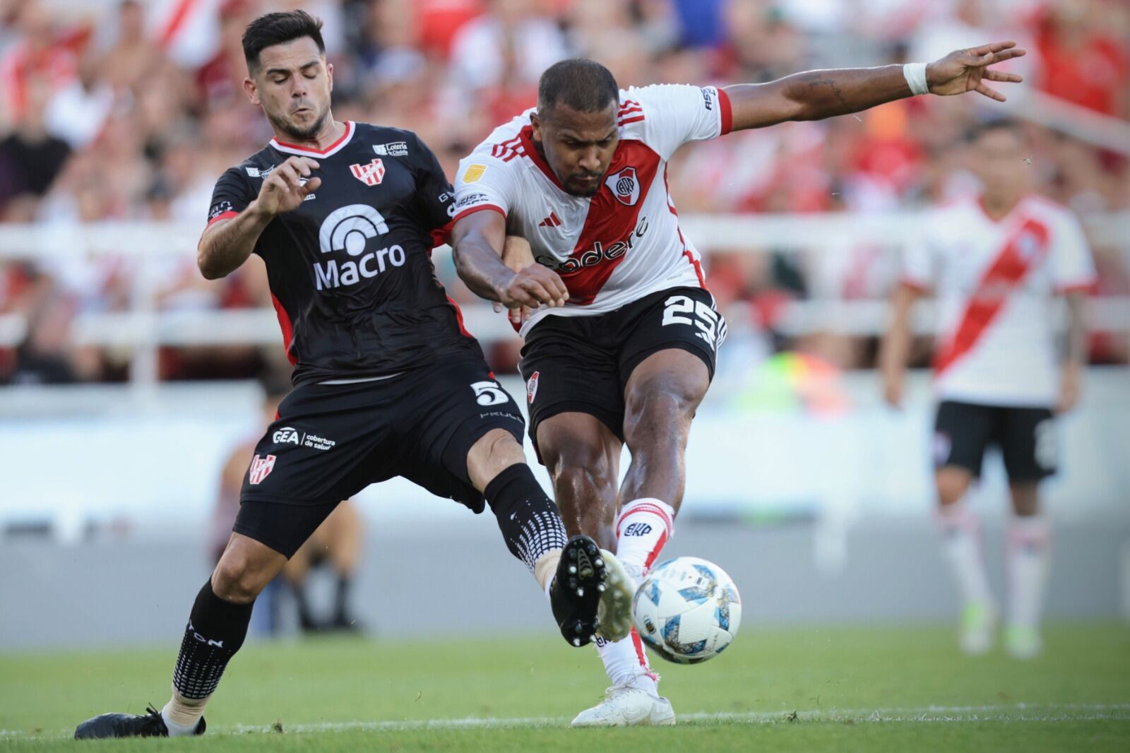 El venezolano Rondón domina la pelota ante Bochi