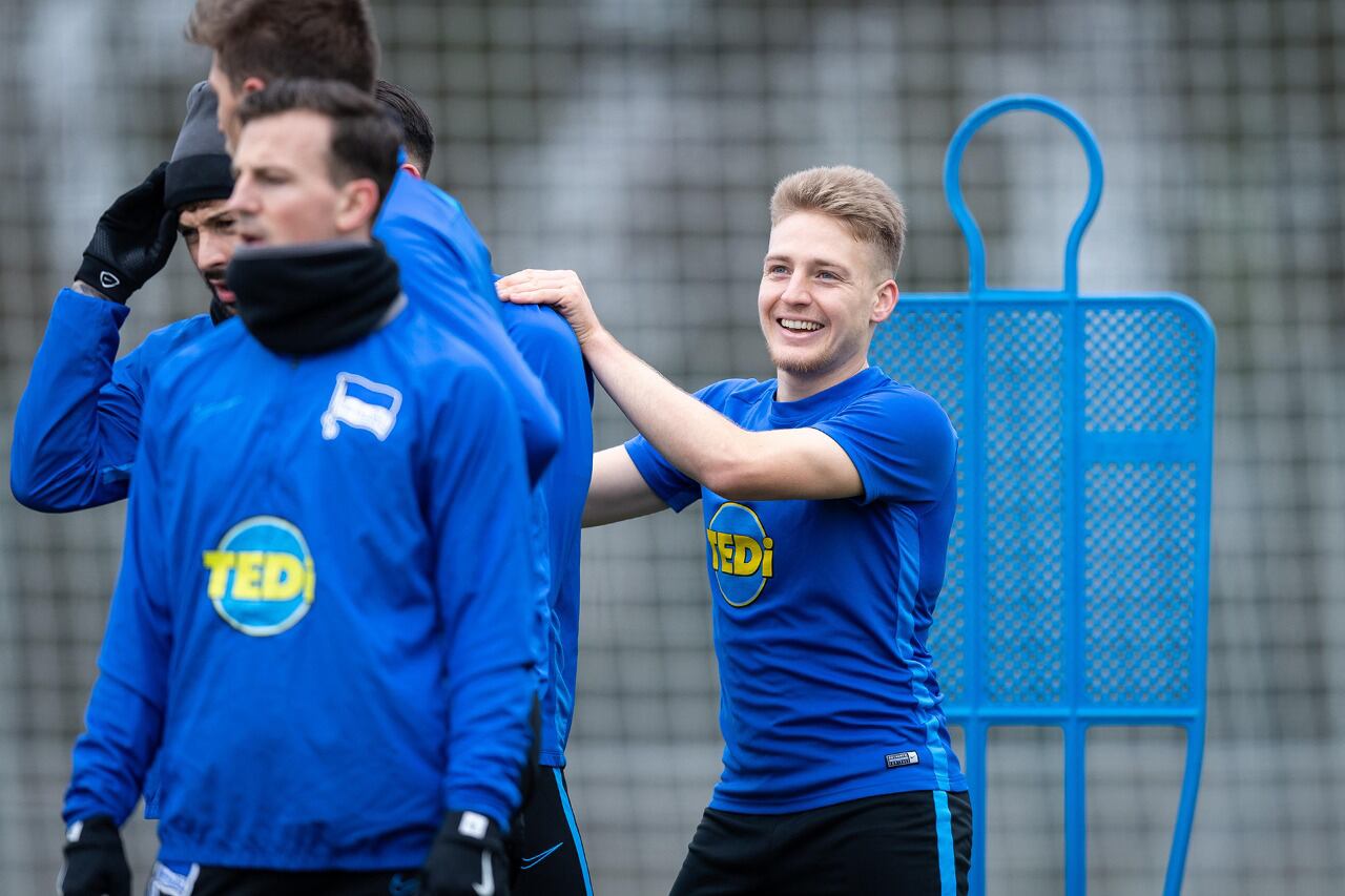 Santiago Ascaíbar sonríe durante la práctica del Hertha Berlín.