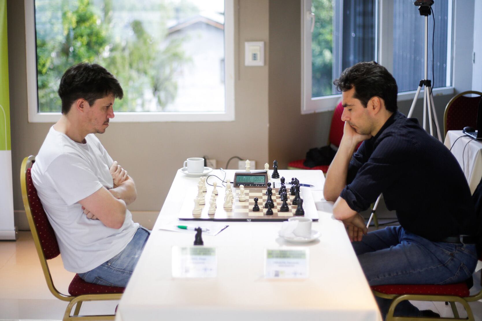 El GM Diego Flores, líder del campeonato, frente al GM Fernando Peralta.