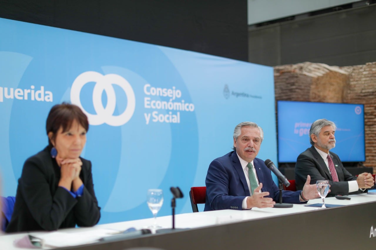 Alberto Fernández junto a Marcó del Pont (Asuntos Estratégicos) y Filmus (ministro de Ciencia y Tecnología)