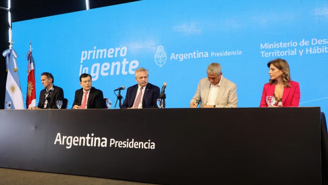 El presidente Alberto Fernández, junto a Ferraresi, Zamora y otros funcionarios