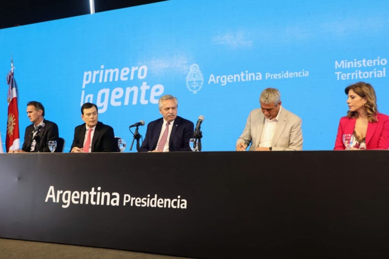 El presidente Alberto Fernández, junto a Ferraresi, Zamora y otros funcionarios
