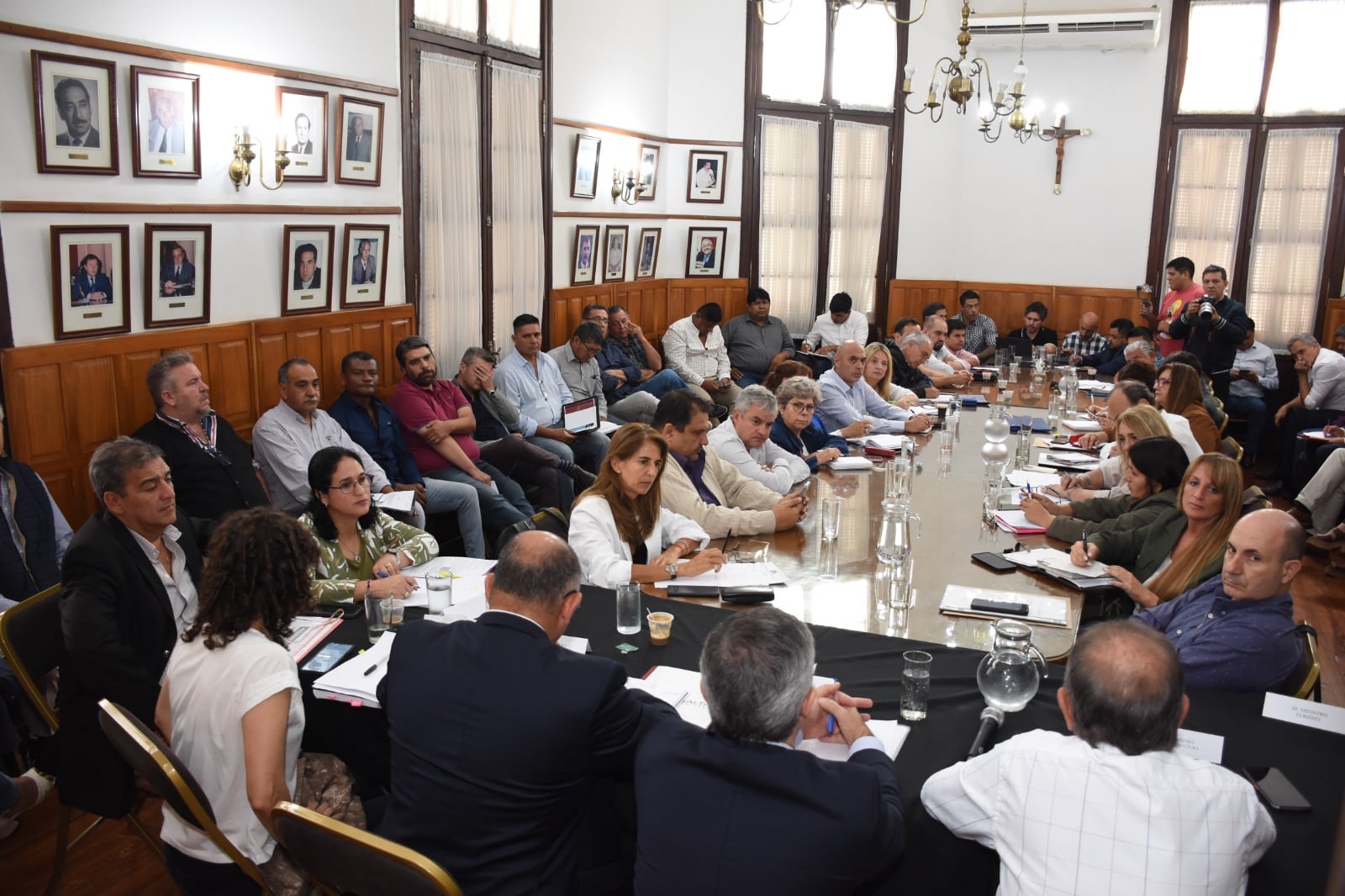 Los ministros juntos a los legisladores