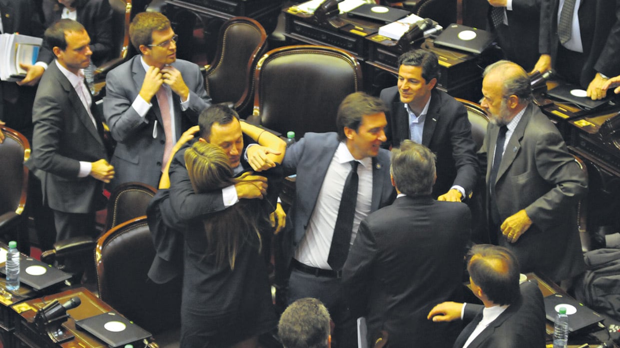 Los diputados de Cambiemos, ayer, festejando en sus bancas tras aprobar el pedido de desafuero del ex ministro Julio De Vido.