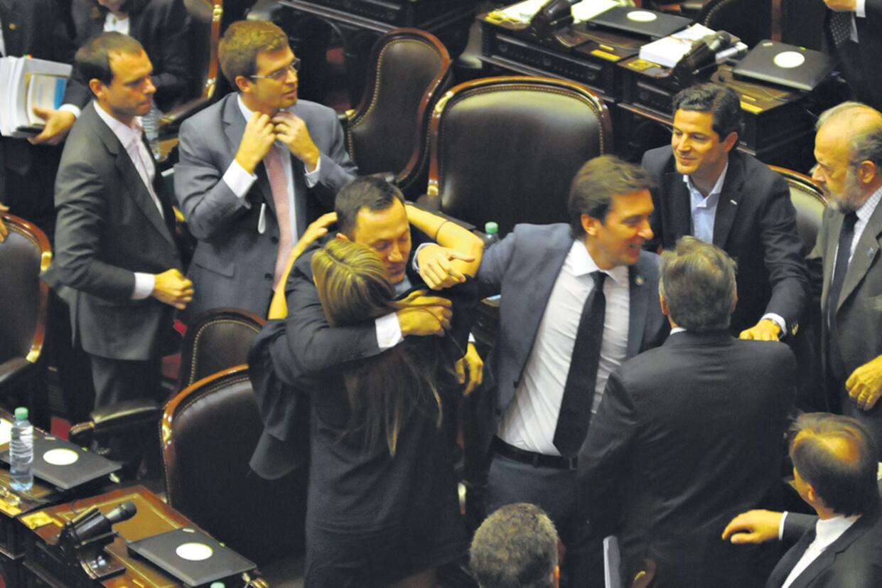 Los diputados de Cambiemos, ayer, festejando en sus bancas tras aprobar el pedido de desafuero del ex ministro Julio De Vido.