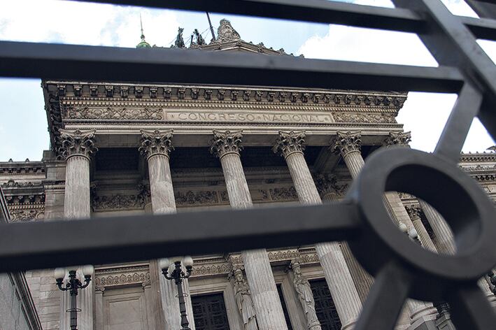 Este jueves se tratarán los decretos que ampliaron partidas presupuestarias y dividieron el Ministerio de Economía.