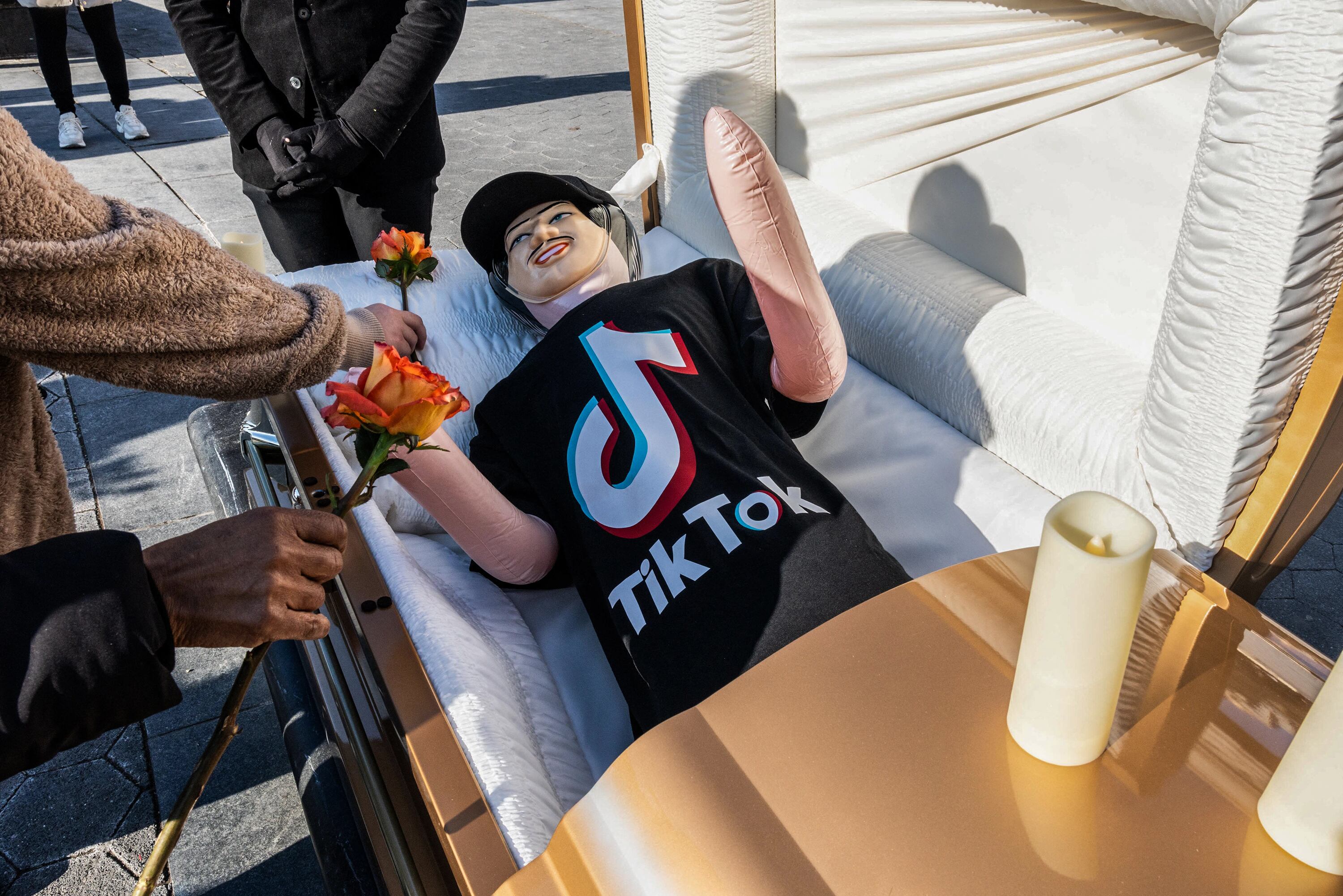 En un parque de Nueva York se celebró un falso funeral para despedir a TikTok